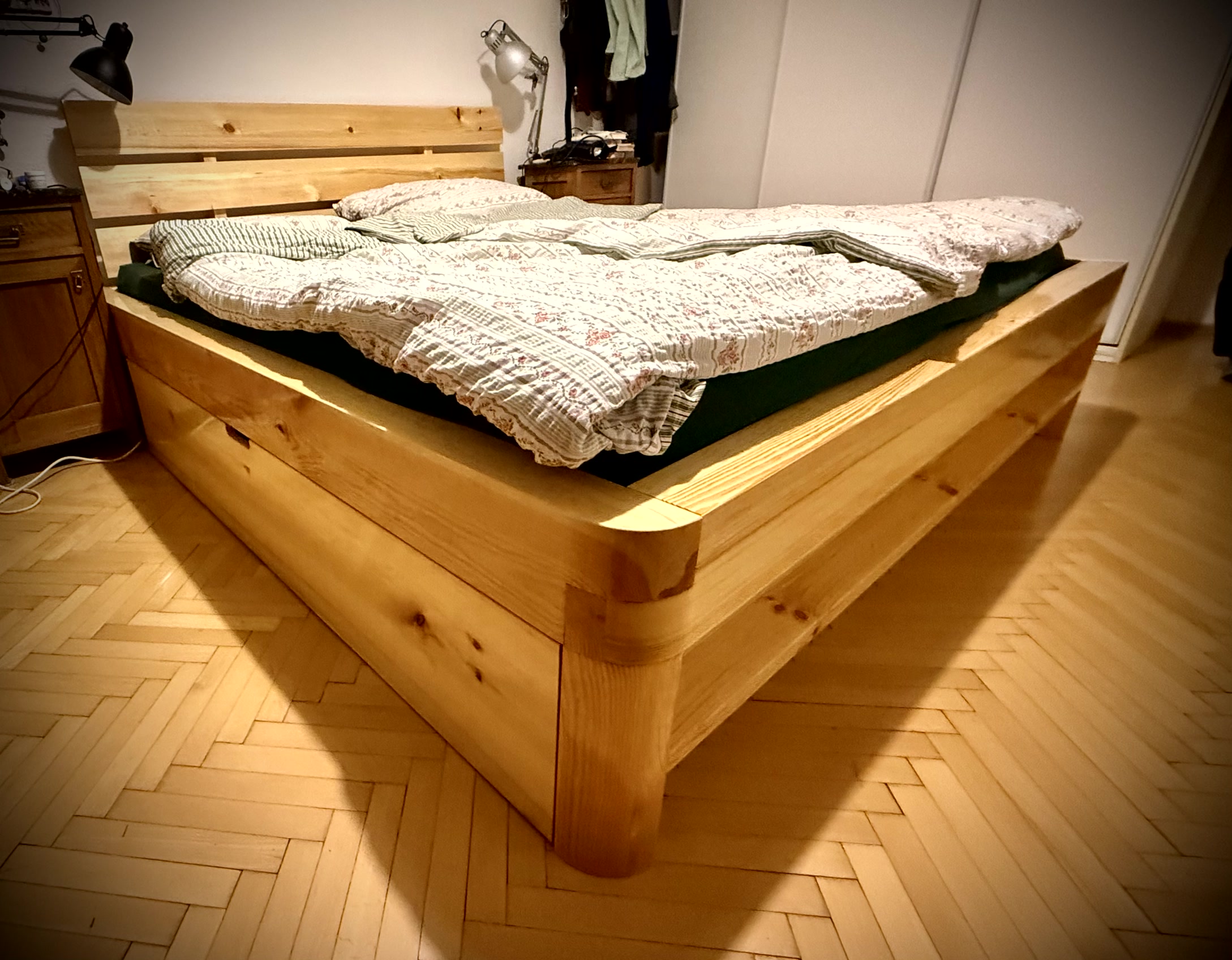 Postel s úložnými prostory